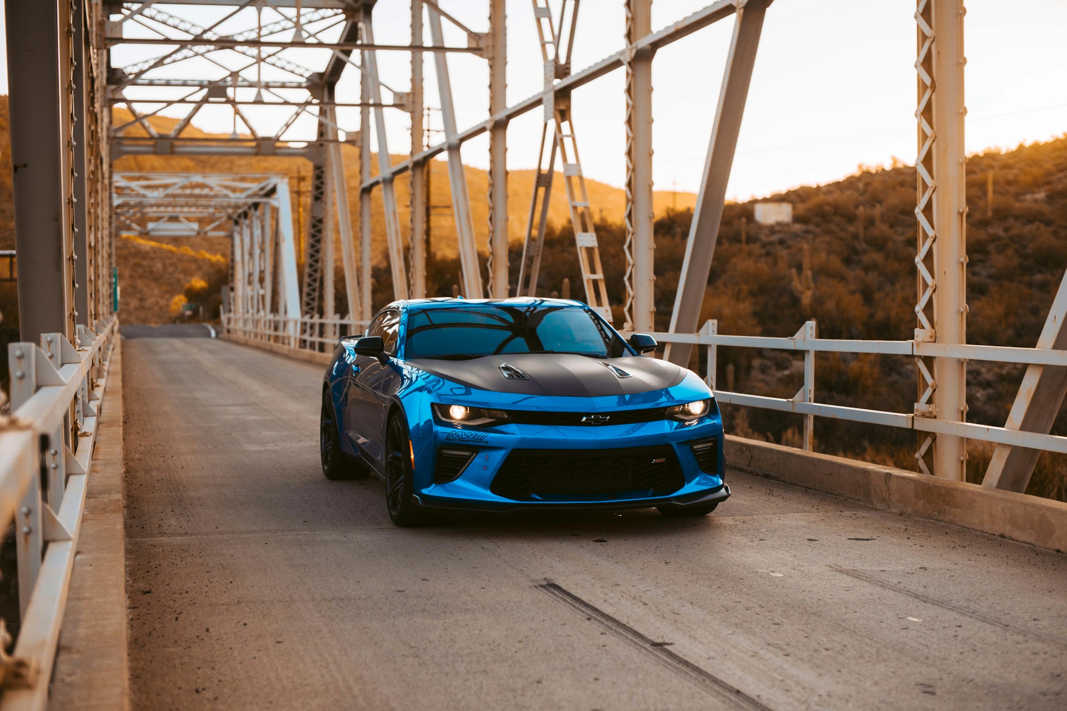 Chevrolet Camaro auf einer Brücke – US-Car-Inspiration